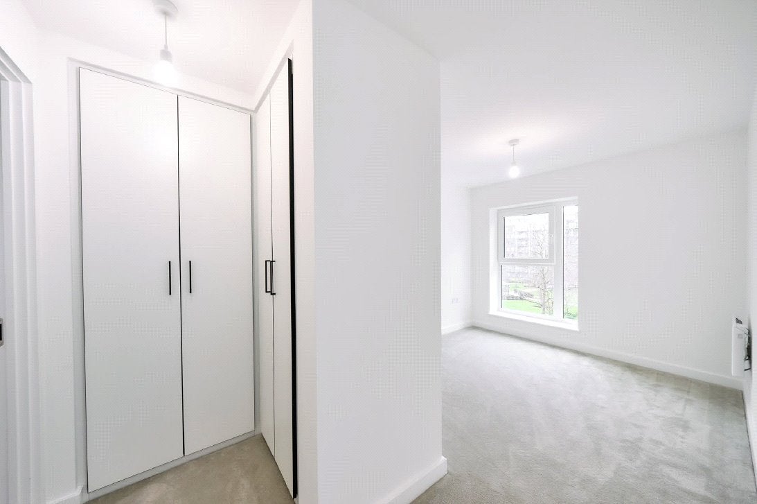 Flat Heritage Avenue in Greater London