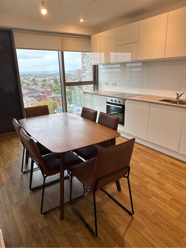 Room High Road in Greater London