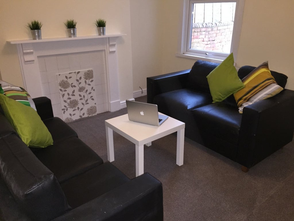 Room Dunlop Avenue in Nottingham