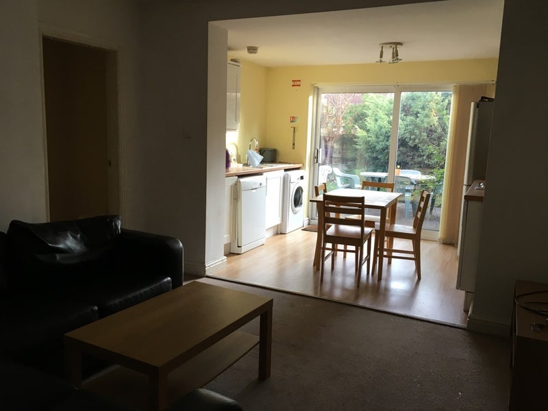 Room Maycroft Avenue in Manchester