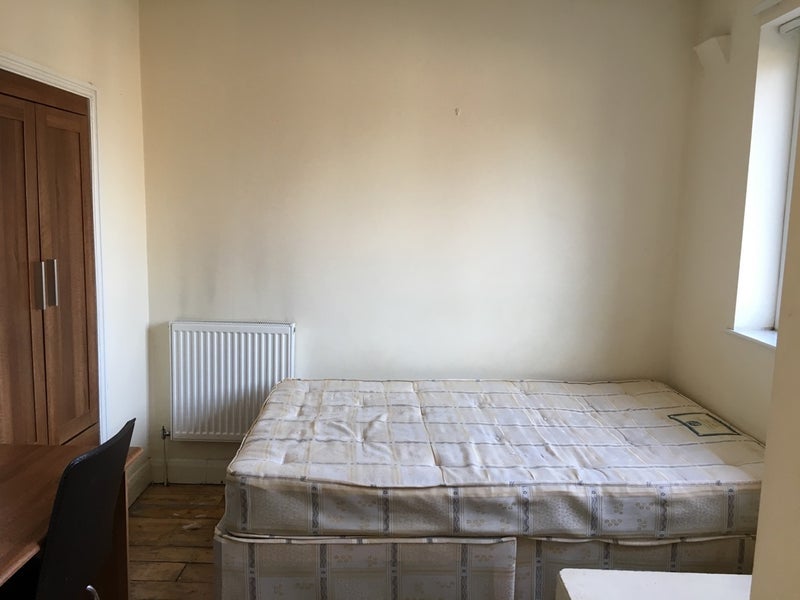 Room Maycroft Avenue in Manchester