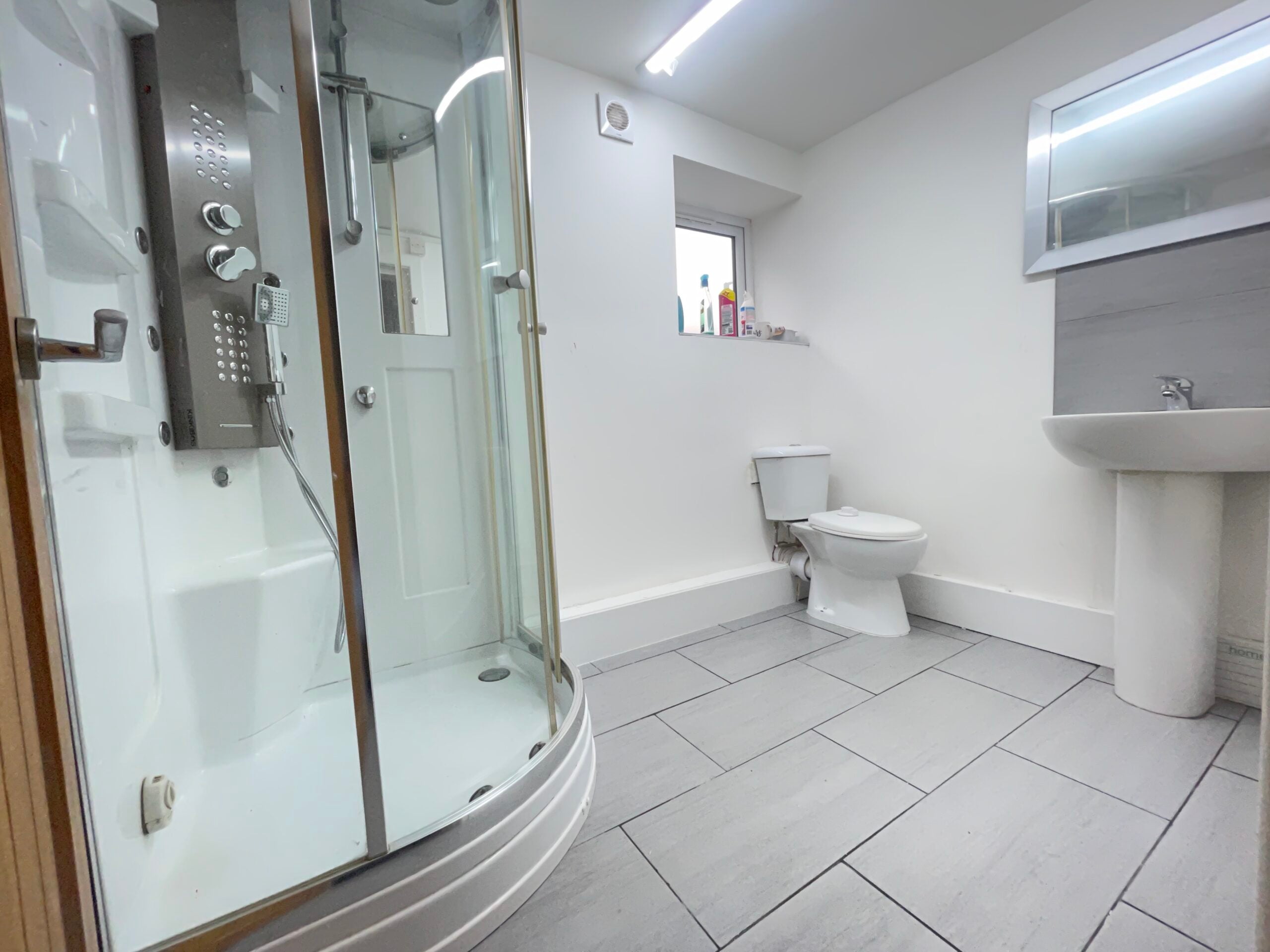 Flat Harehills Avenue in Leeds