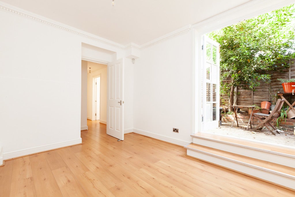 Flat Blackstock Road in Greater London