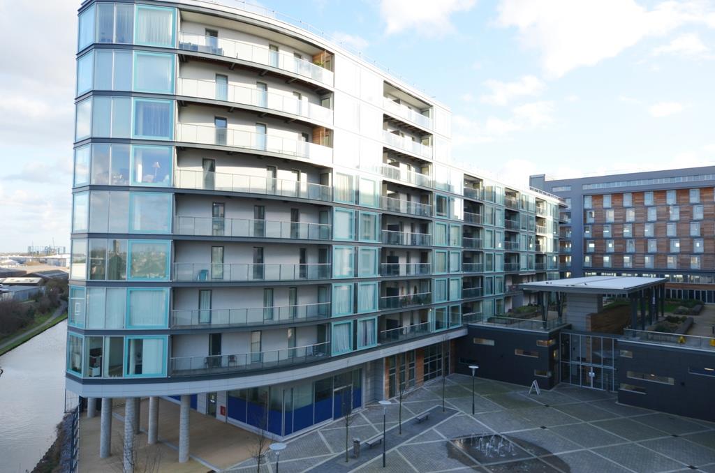 Flat Station Approach in Greater London