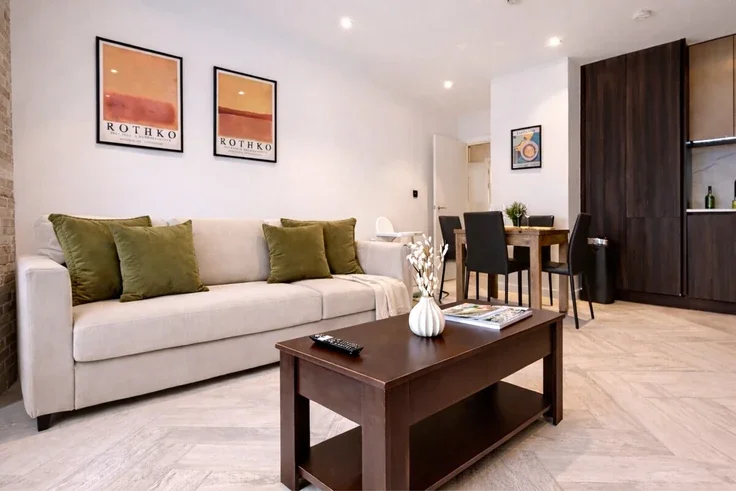 Flat Wellclose Square in Greater London