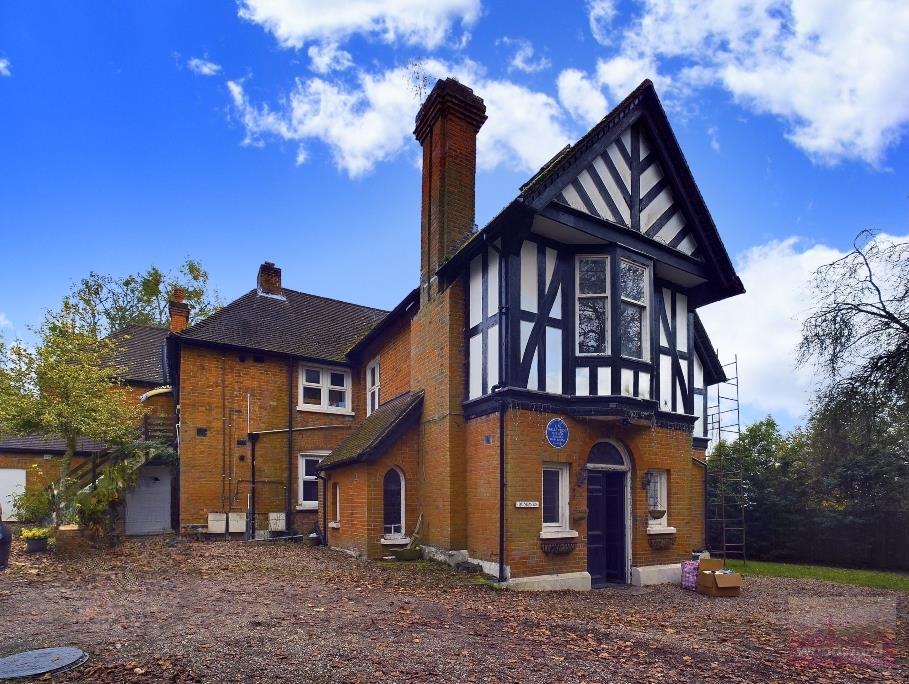 Flat Mount Park Road in Greater London