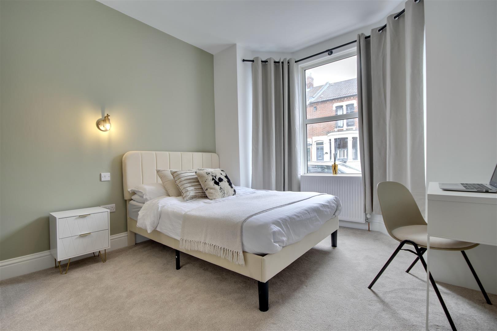 Room Avenue Road in Gosport