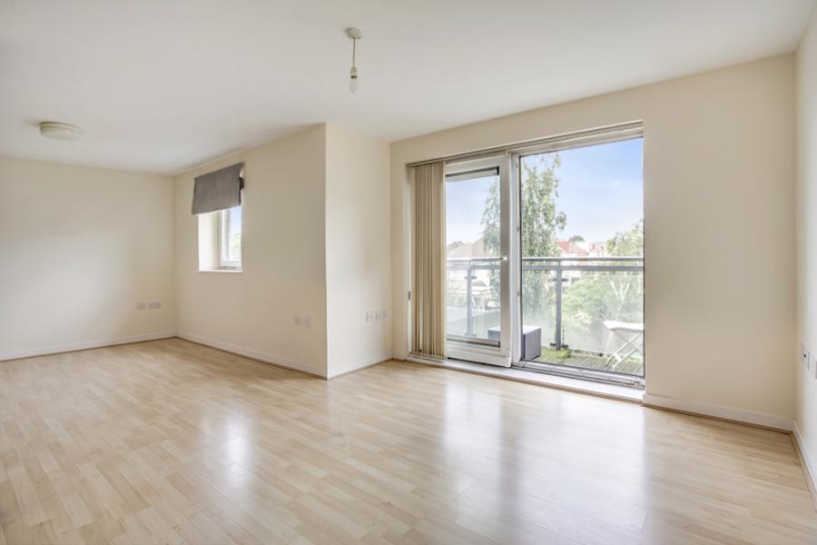 Flat Kenton Road in Greater London