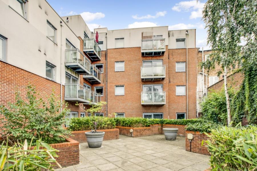 Flat Kenton Road in Greater London
