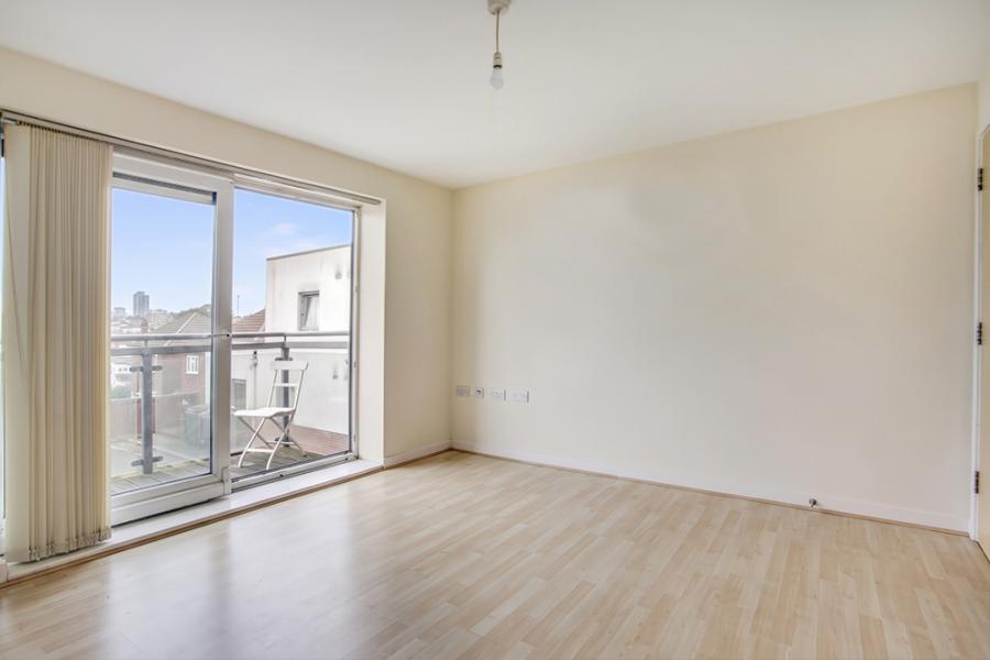 Flat Kenton Road in Greater London