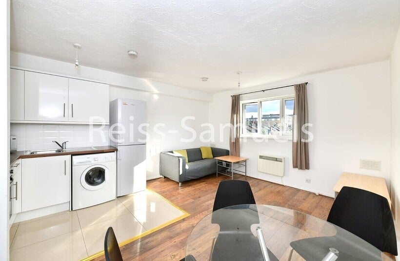 Flat Ambassador Square in Greater London