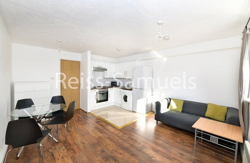 Flat Ambassador Square in Greater London