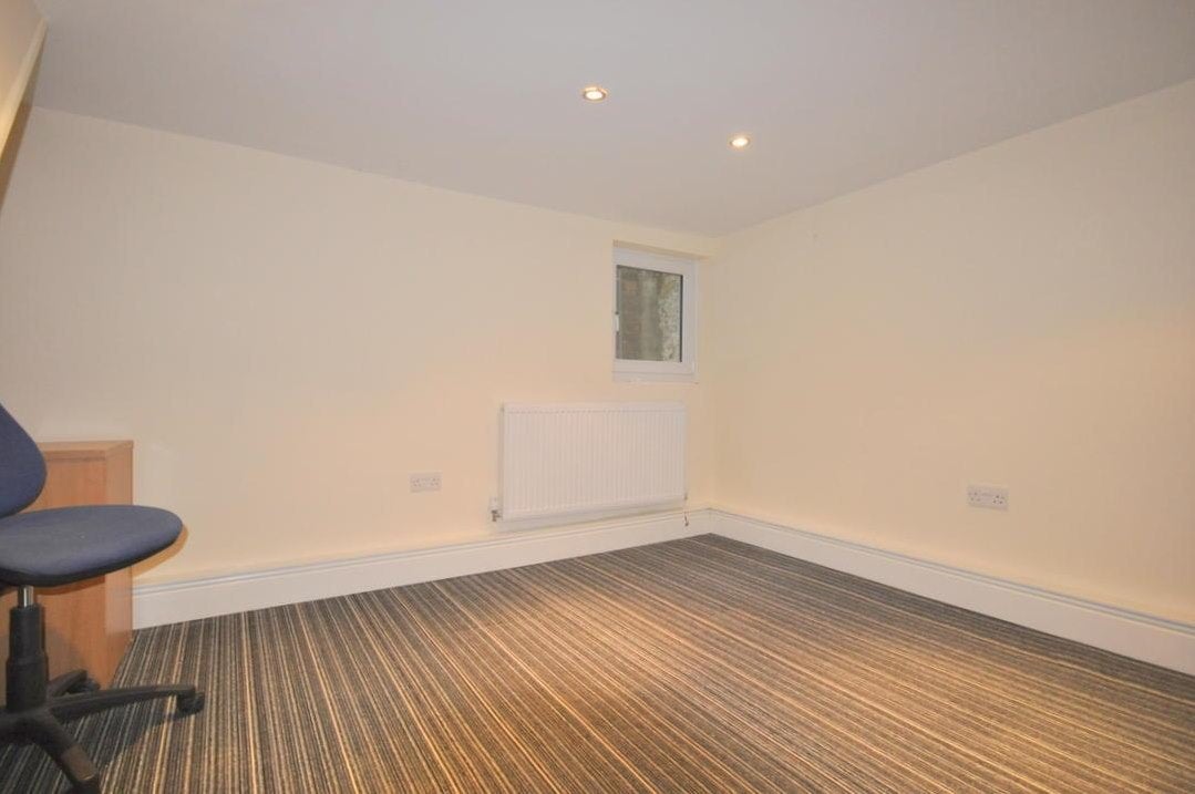 Room Leavesden Road in Watford