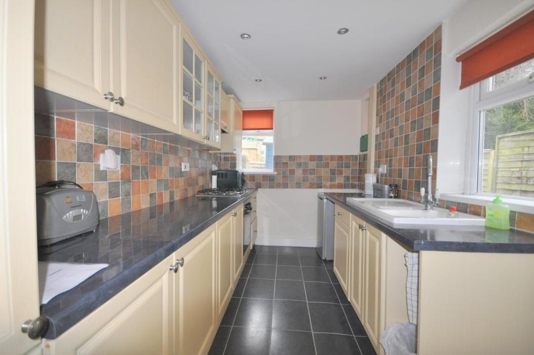 Room Leavesden Road in Watford
