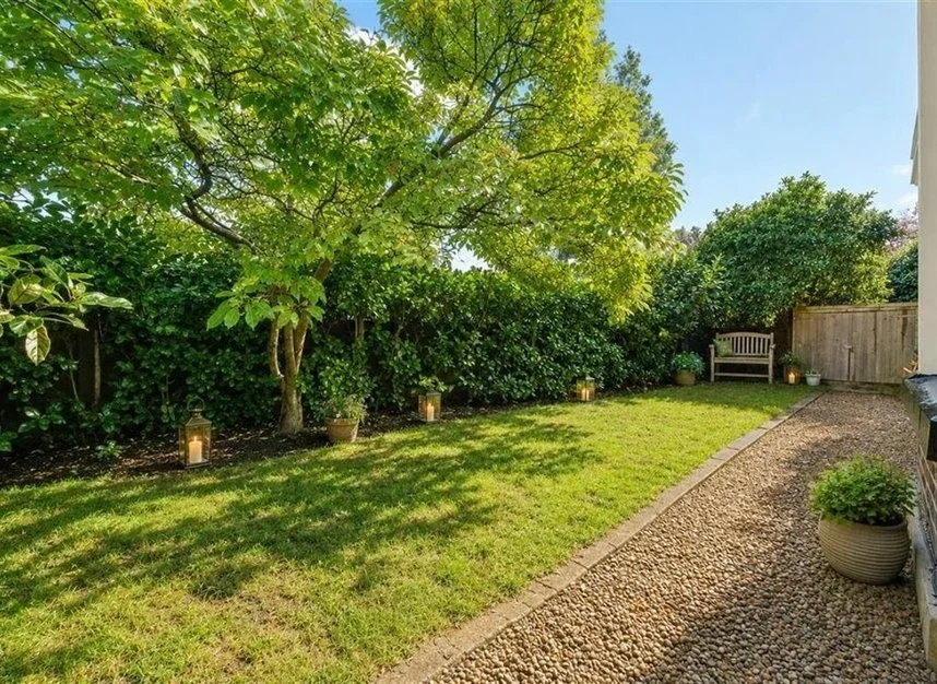 Flat Holmesdale Road in Greater London