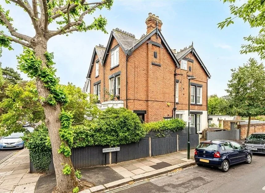 Flat Holmesdale Road in Greater London
