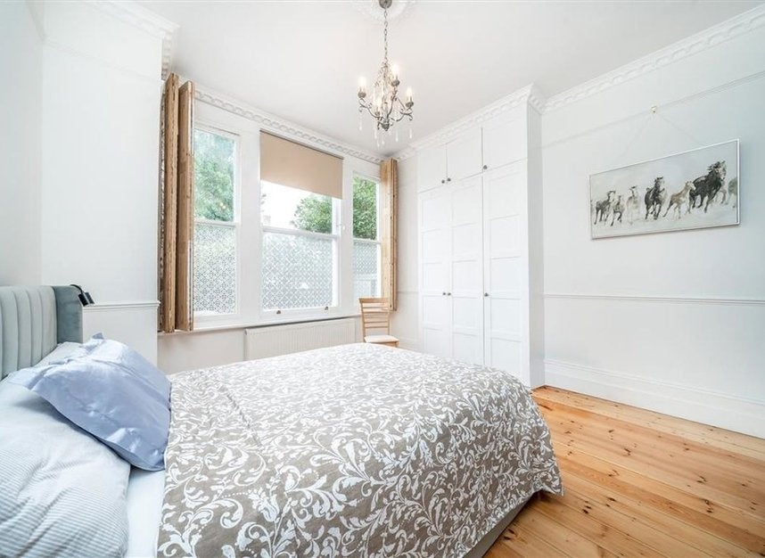 Flat Holmesdale Road in Greater London