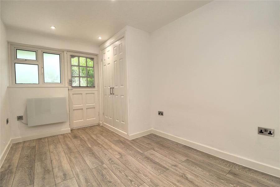 Flat Bonsey Close in Woking