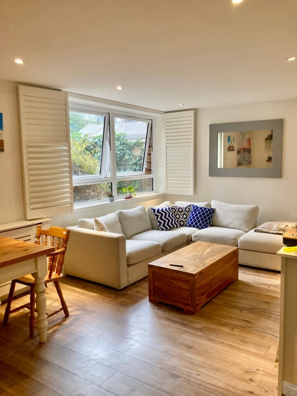 Flat Thornton Avenue in Greater London
