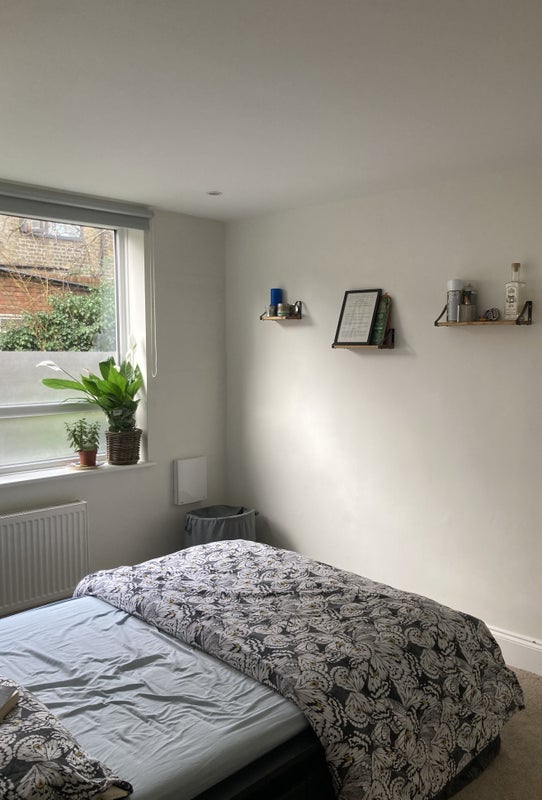 Flat Thornton Avenue in Greater London