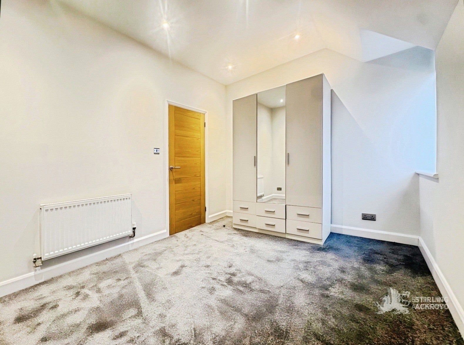 Flat Whytecliffe Road South in Greater London