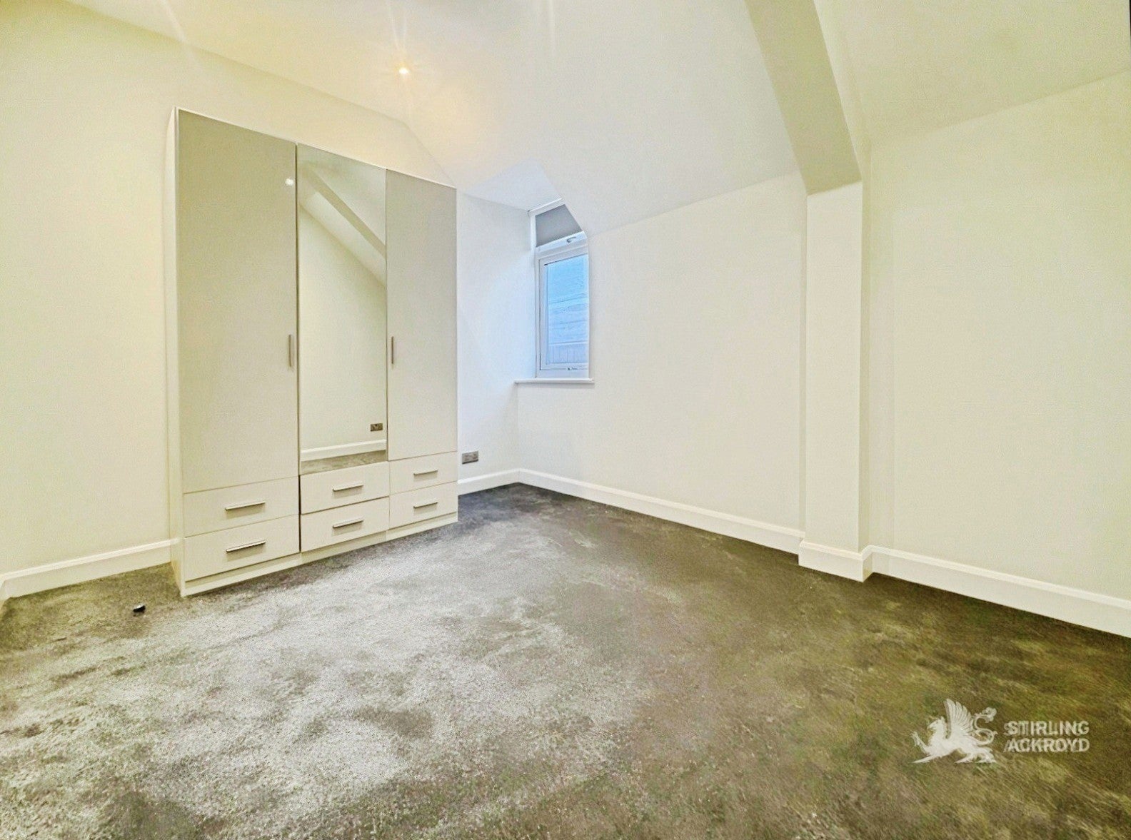 Flat Whytecliffe Road South in Greater London