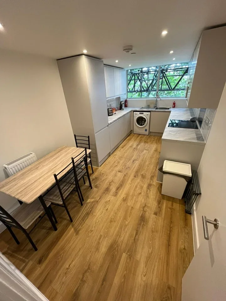 Room Treadgold Street in Greater London
