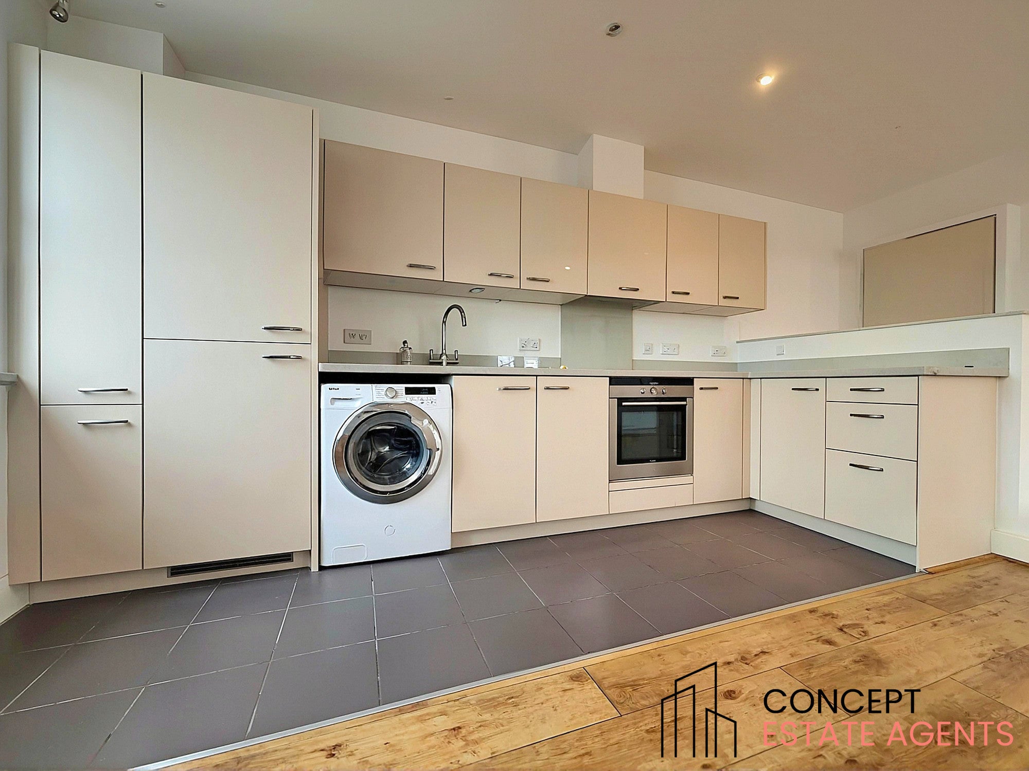 Flat Beaumont Drive in Greater London