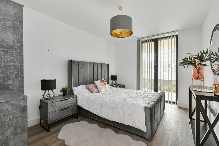 Flat Farnborough Road in Rushmoor