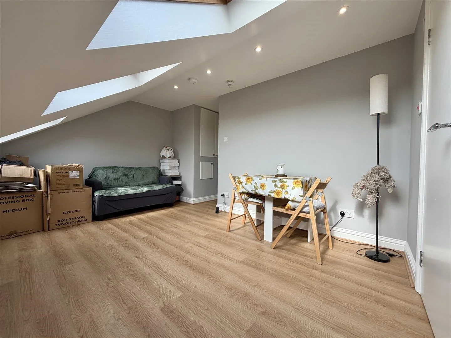 Flat St Albans Crescent in Greater London