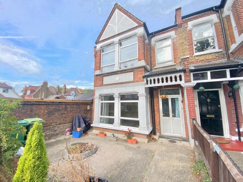 Flat Milo Gardens in Greater London