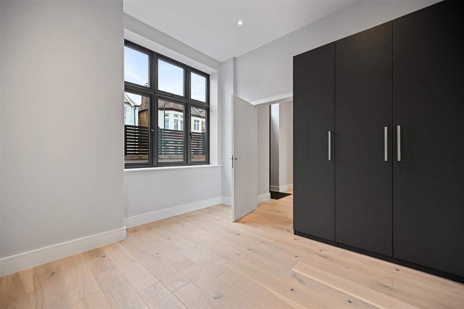 Flat Julian Avenue in Greater London
