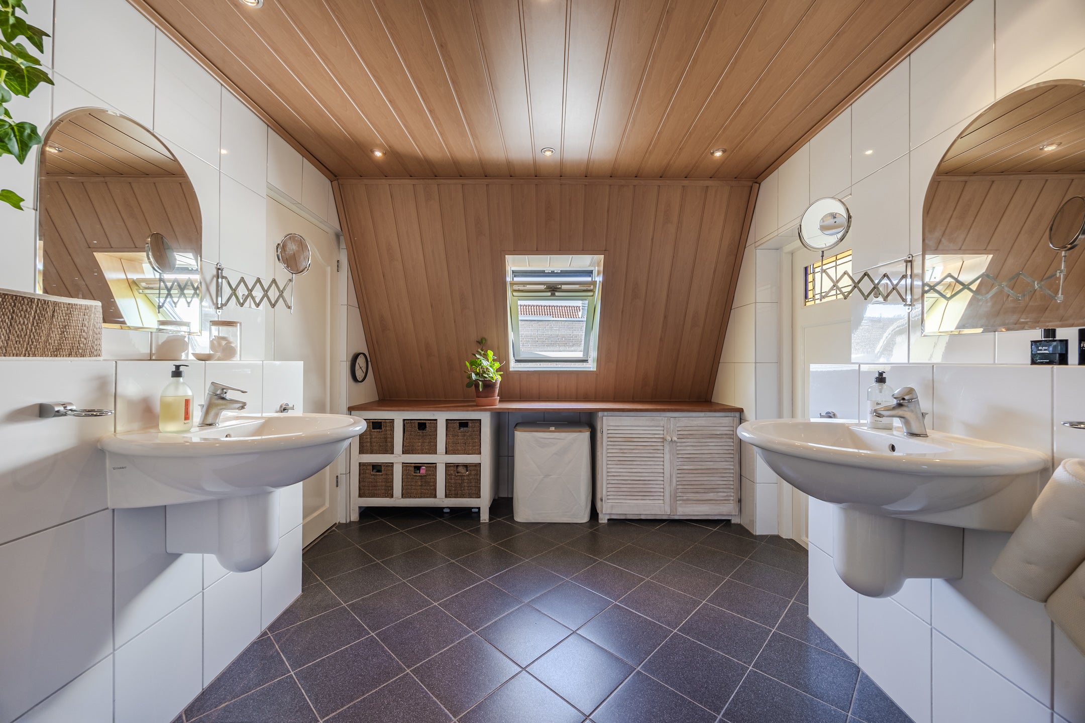 Tussenwoning te koop: Wijngaardstraat 17, Bergen Op Zoom