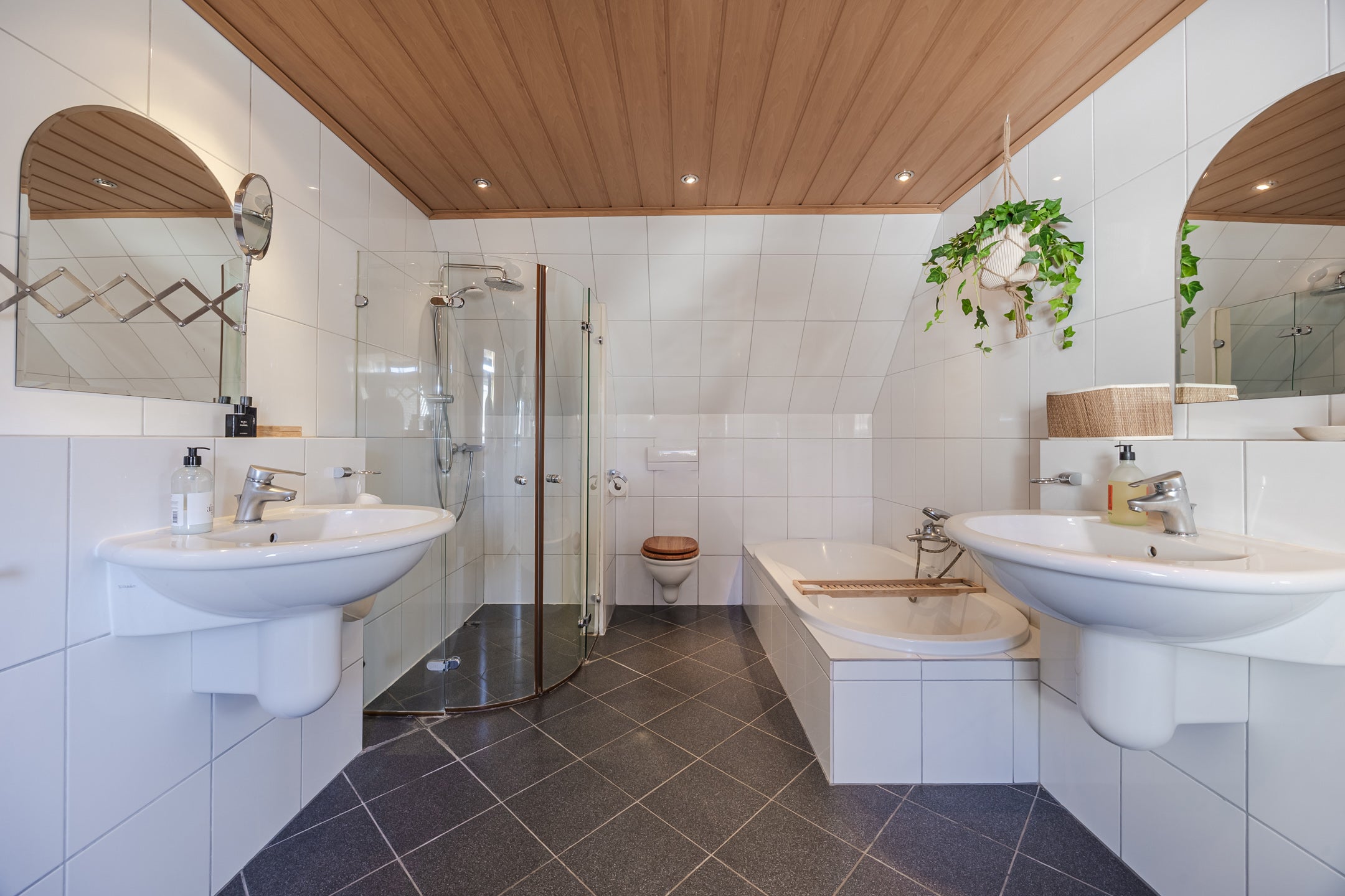 Tussenwoning te koop: Wijngaardstraat 17, Bergen Op Zoom