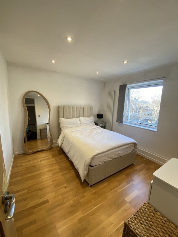 Room East India Dock Road in Greater London