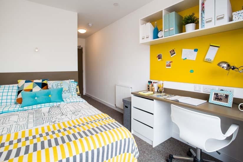Room Watkin Road in Greater London