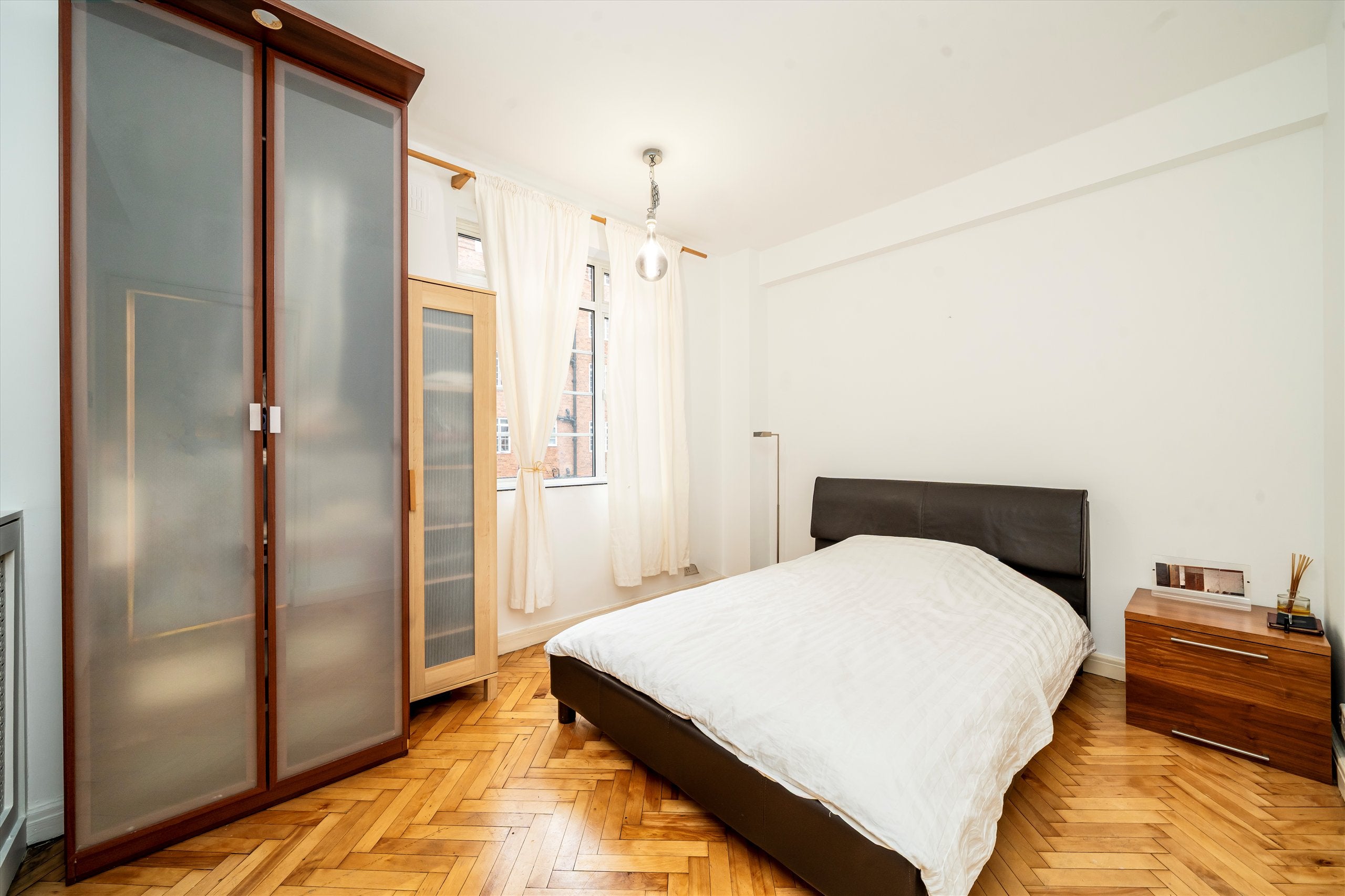 Flat Hammersmith Road in Greater London