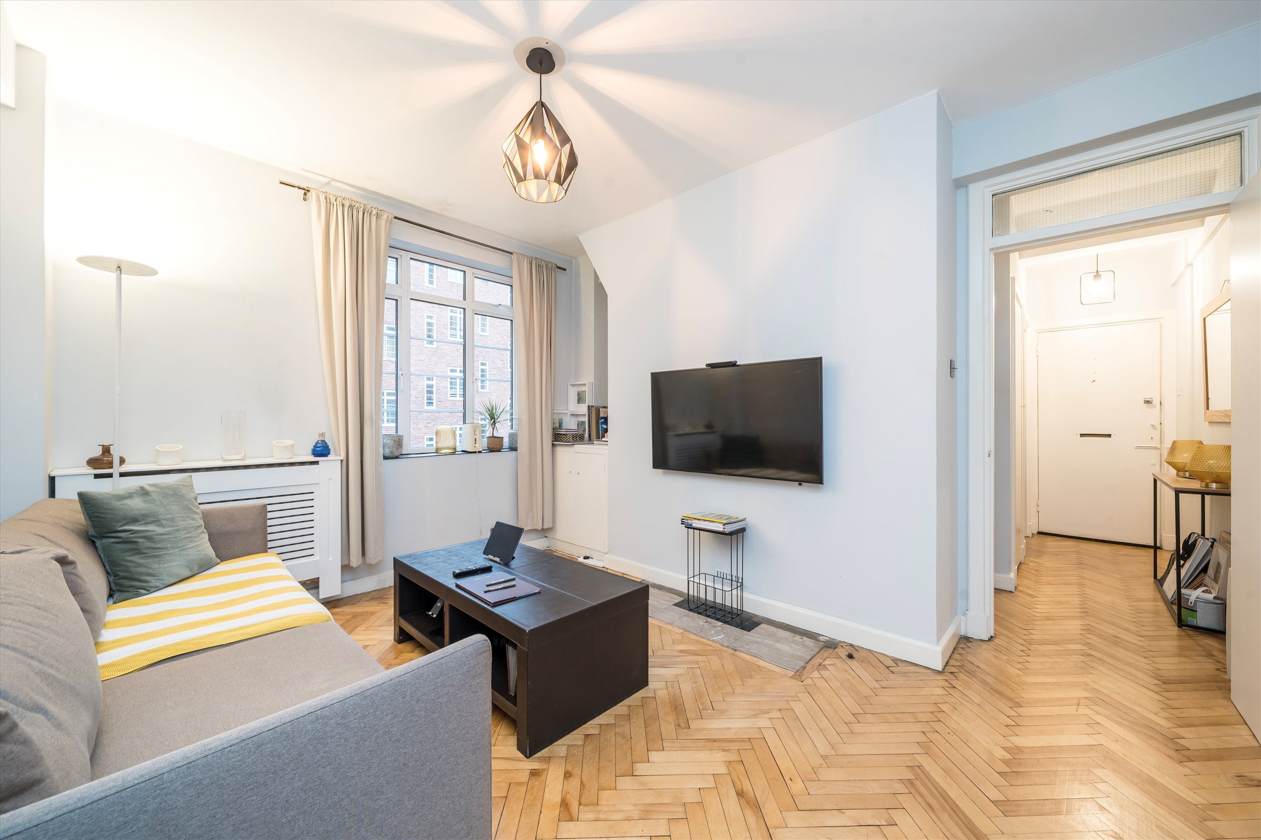 Flat Hammersmith Road in Greater London