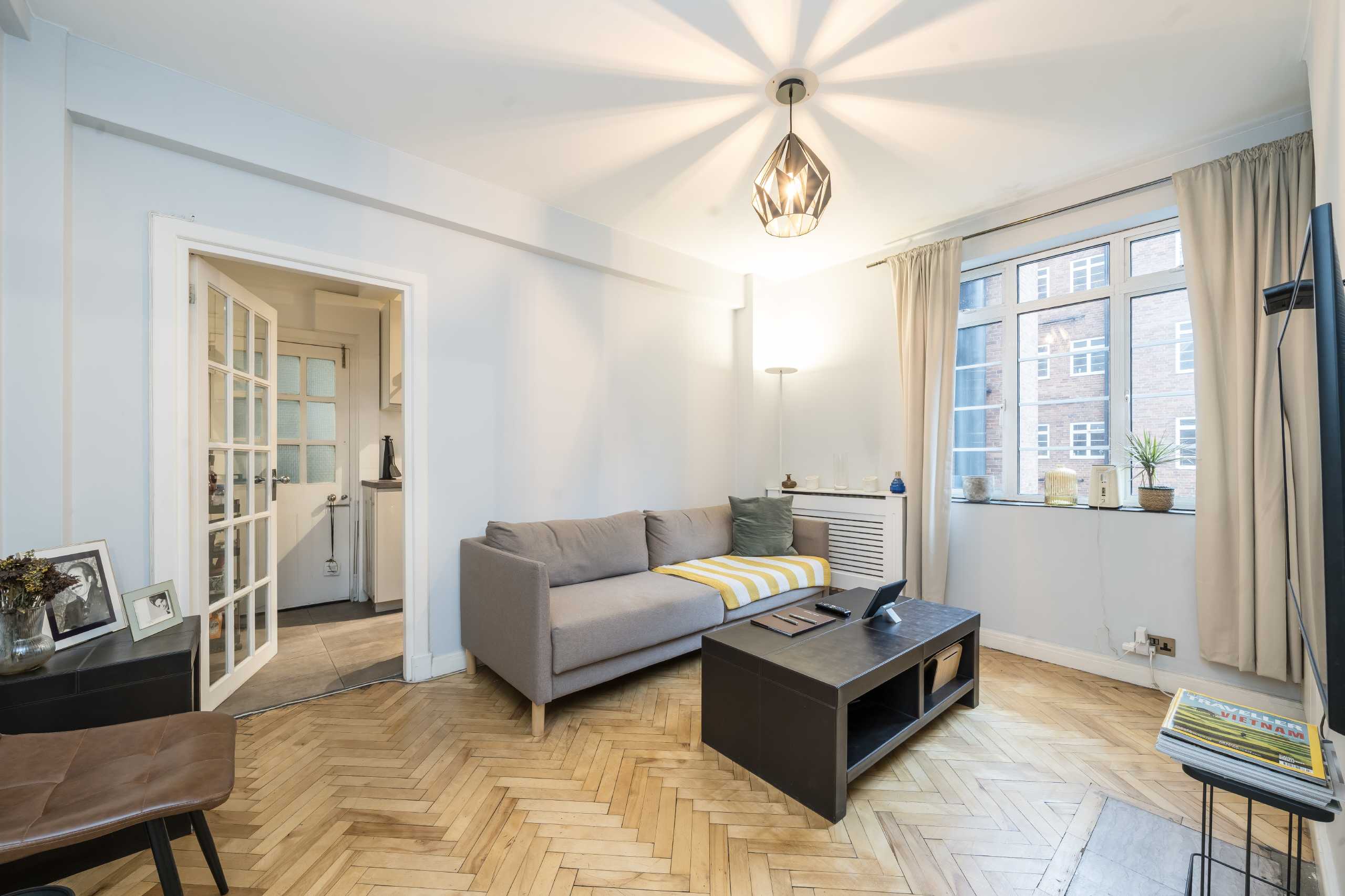 Flat Hammersmith Road in Greater London