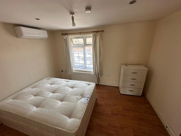 Flat Amersham Avenue in London