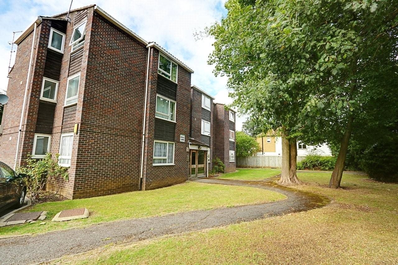 Flat Ivy House Road in Greater London