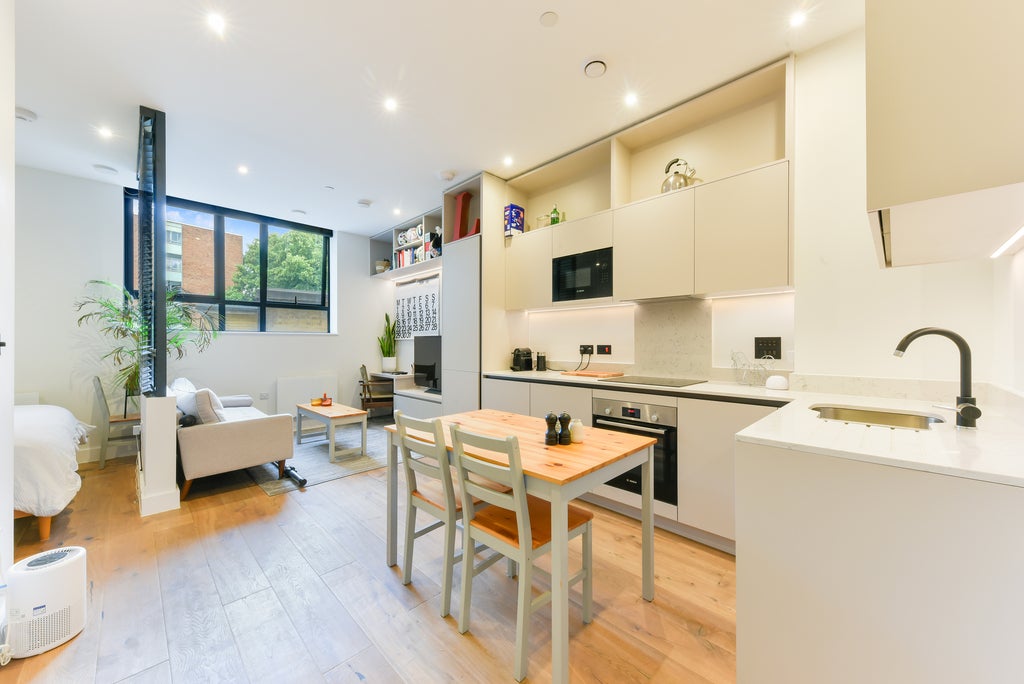 Flat Balham High Road in Greater London