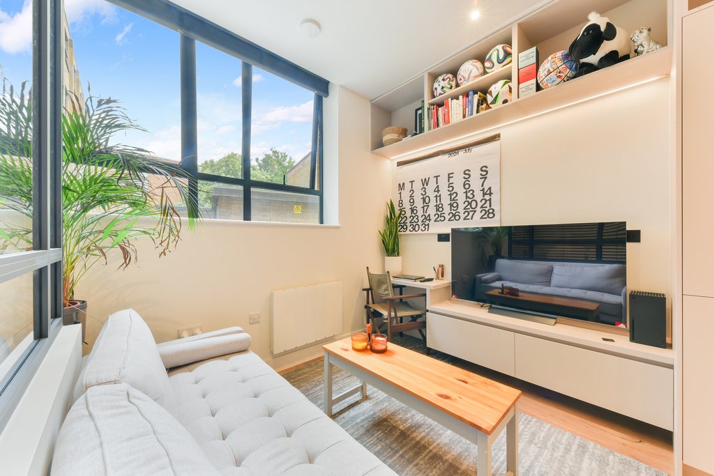 Flat Balham High Road in Greater London