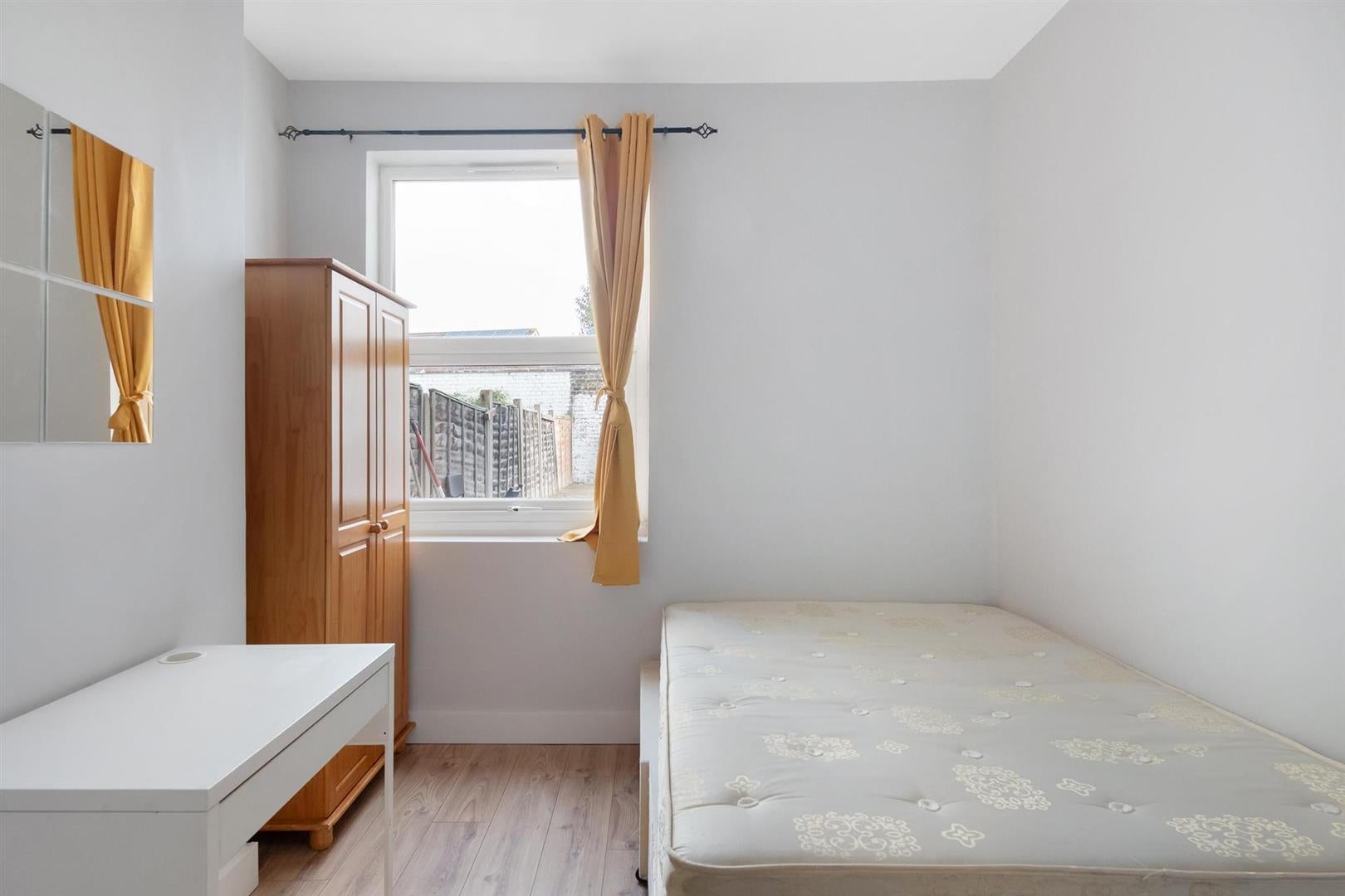 Room Marmont Road in Greater London