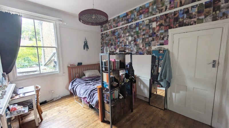 Room Mildenhall Road in Greater London