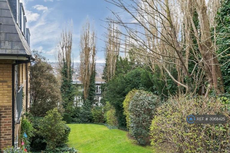 Flat Manor Way in Greater London