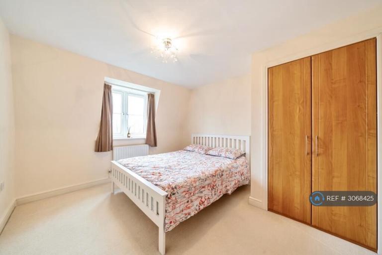 Flat Manor Way in Greater London