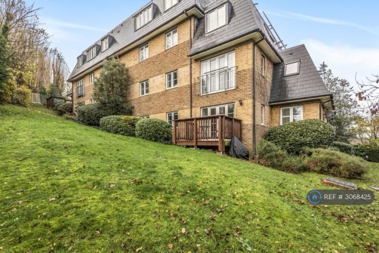 Flat Manor Way in Greater London