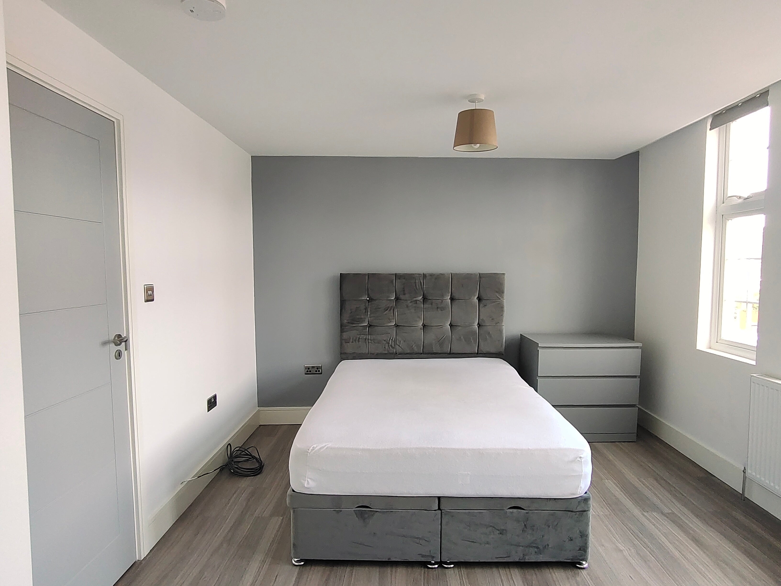 Flat Ewell Road in Greater London
