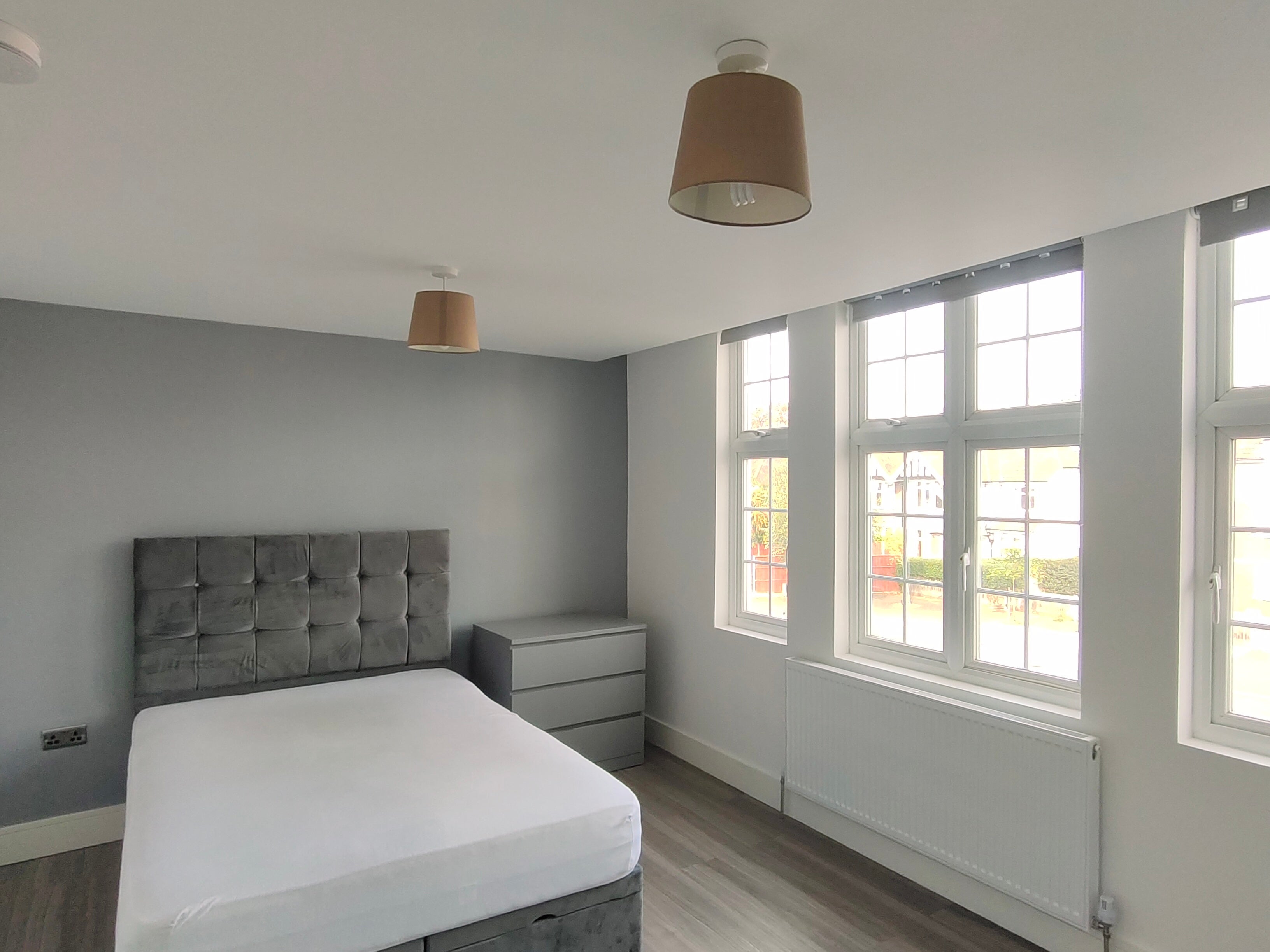 Flat Ewell Road in Greater London